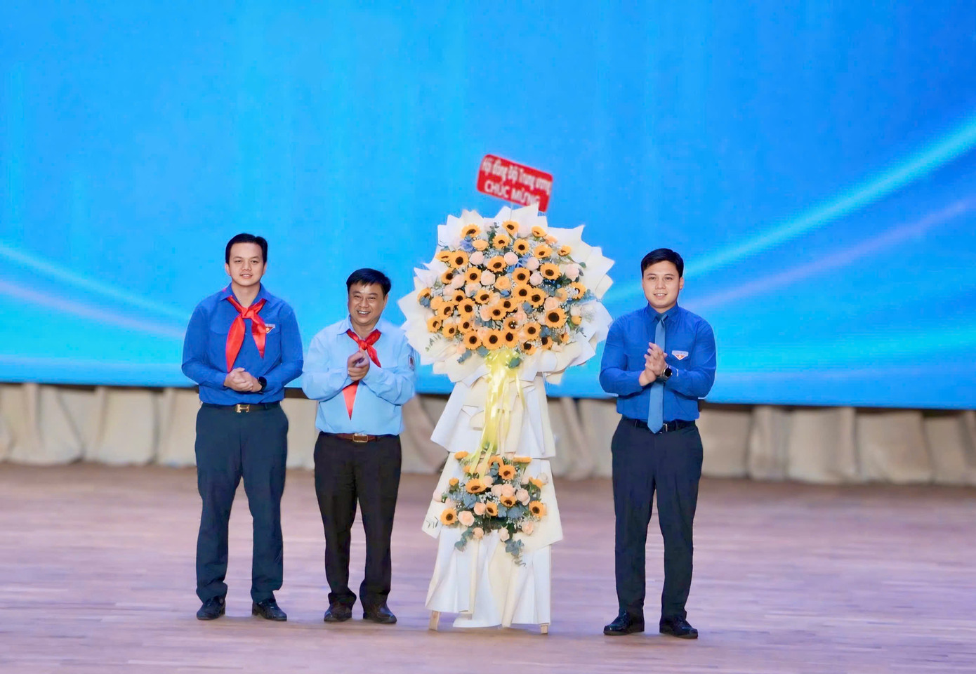 Đại diện Trung ương Đoàn tặng hoa chúc mừng Cung Văn hóa thiếu nhi tỉnh Khánh Hòa. Đại diện Trung ương Đoàn tặng hoa chúc mừng Cung Văn hóa thiếu nhi tỉnh Khánh Hòa.