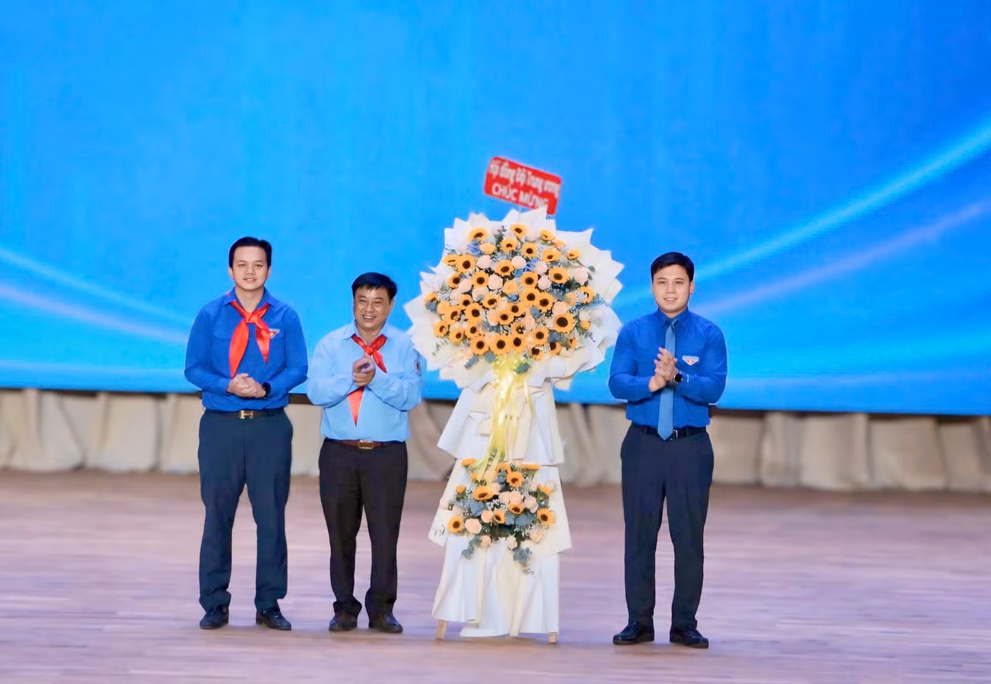 Đại diện Trung ương Đoàn tặng hoa chúc mừng Cung Văn hóa thiếu nhi tỉnh Khánh Hòa.