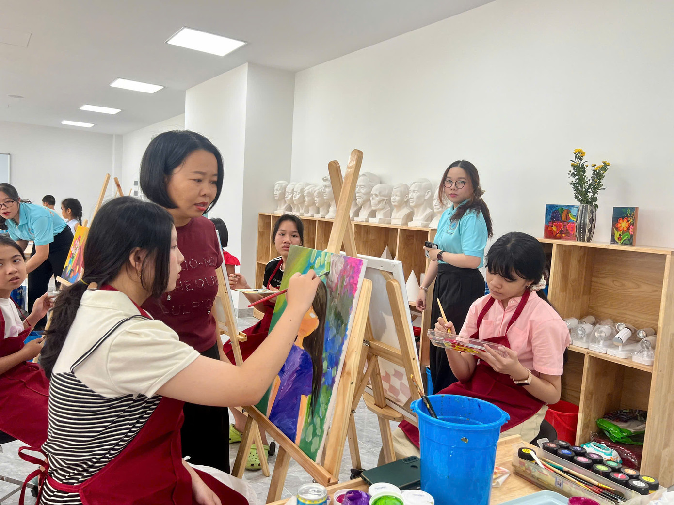 Dịp này, Cung văn hóa thiếu nhi tỉnh Khánh Hòa cũng khai giảng nhiều lớp học năng khiếu cho các em thiếu nhi. Dịp này, Cung văn hóa thiếu nhi tỉnh Khánh Hòa cũng khai giảng nhiều lớp học năng khiếu cho các em thiếu nhi.