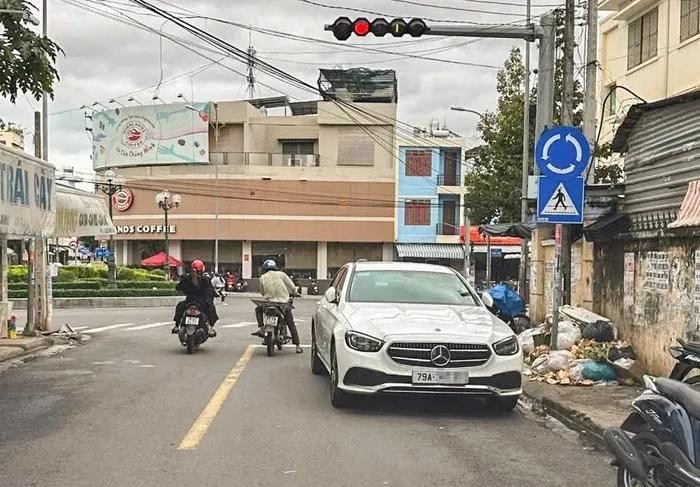 Xe Mercedes biển số Khánh Hòa đang đậu ngược chiều được camera của người dân ghi lại. Ảnh: CACC
