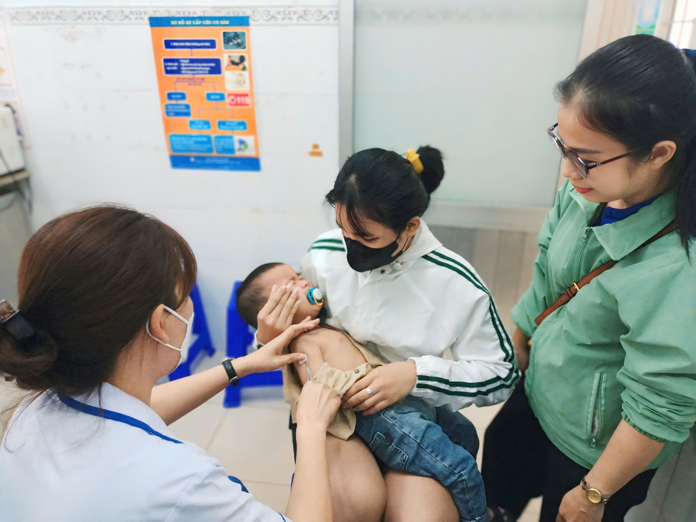 Phụ huynh đưa trẻ đến tiêm vắc xin sởi ở trạm y tế xã Cam Thịnh Tây, TP Cam Ranh. Phụ huynh đưa trẻ đến tiêm vắc xin sởi ở trạm y tế xã Cam Thịnh Tây, TP Cam Ranh.