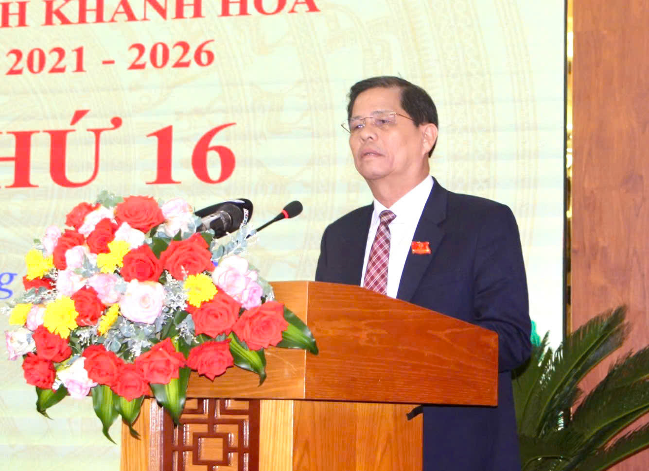 Ông Nguyễn Tấn Tuân- Chủ tịch UBND tỉnh Khánh Hòa, trả lời chất vấn. Ông Nguyễn Tấn Tuân- Chủ tịch UBND tỉnh Khánh Hòa, trả lời chất vấn.