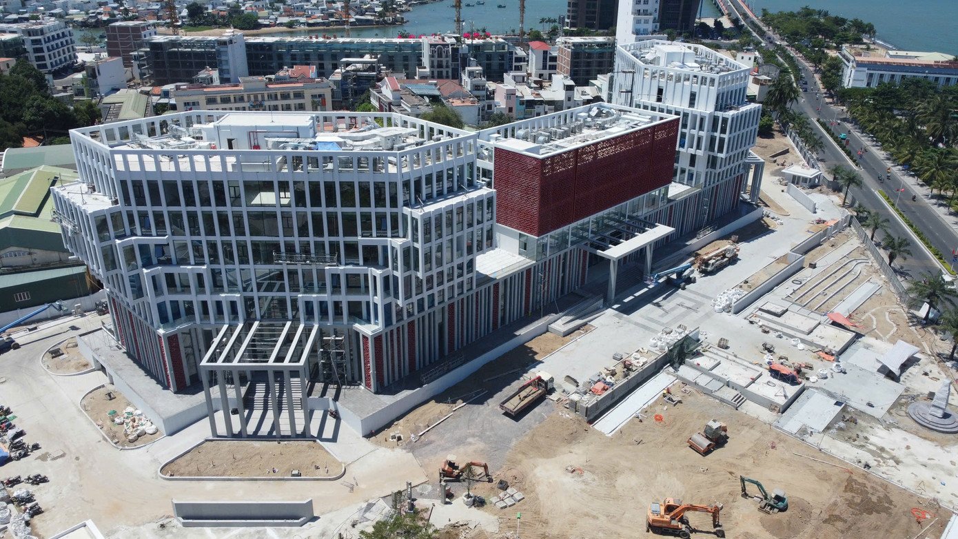 Trụ sở 3 cơ quan chủ chốt tỉnh Khánh Hòa do Ban Quản lý dự án phát triển tỉnh Khánh Hòa làm chủ đầu tư và đang trong quá trình thi công hoàn thiện, dự kiến đưa vào sử dụng từ tháng 10/2025.