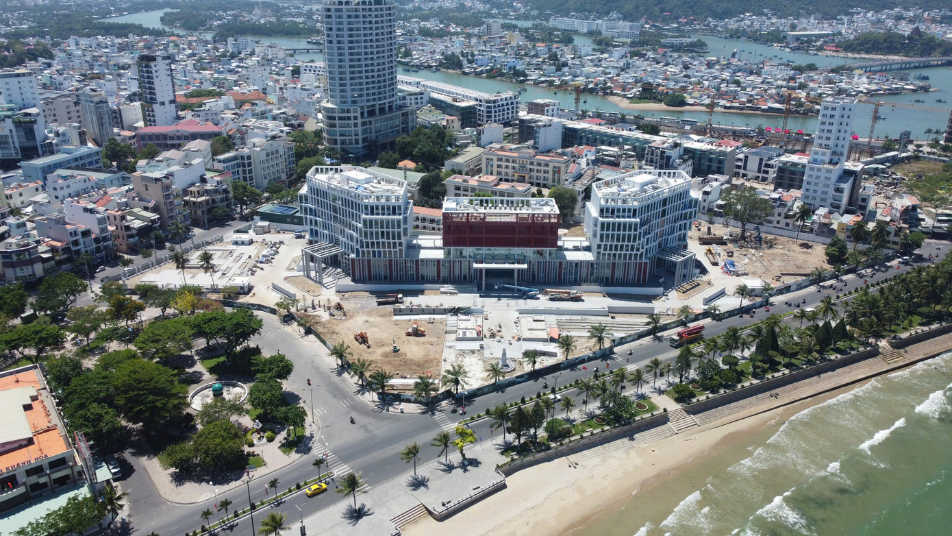 Trục thiết kế của công trình được xác định từ điểm trung tâm của khu đất hướng về phía cột mốc chủ quyền trên đảo Trường Sa, thể hiện sự kết nối giữa đất liền và biển, đảo thiêng liêng của Tổ quốc, khát khao làm chủ đại dương và làm giàu từ biển, đảo quê hương.