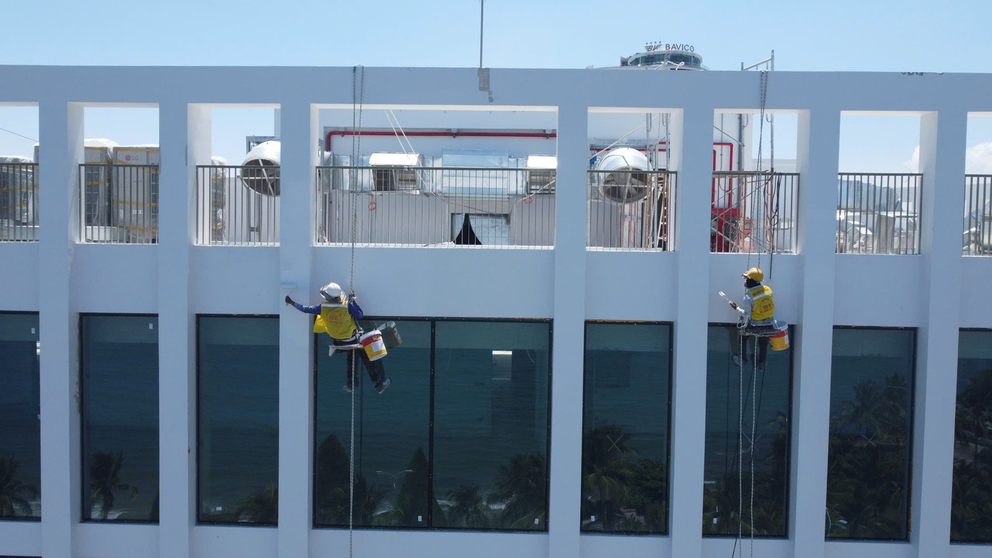 Công nhân đang sơn phủ mặt ngoài của công trình.