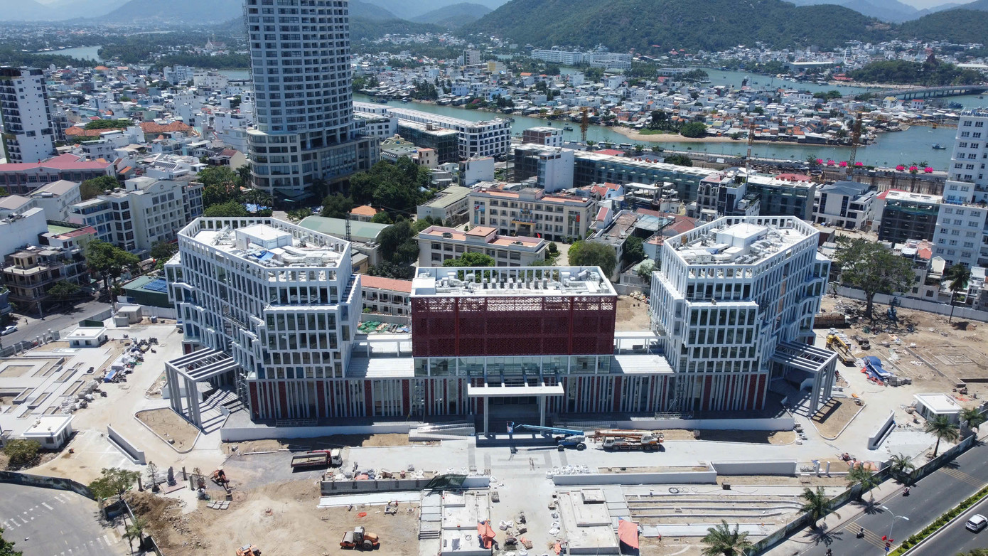 Trụ sở làm việc Tỉnh ủy, Đoàn đại biểu Quốc hội và HĐND tỉnh, UBND tỉnh Khánh Hòa là một trong 2 công trình kiến trúc của Khánh Hòa được nhận Bằng khen "Công trình kiến trúc tiêu biểu các tỉnh, thành phía Nam - 50 năm đất nước thống nhất".