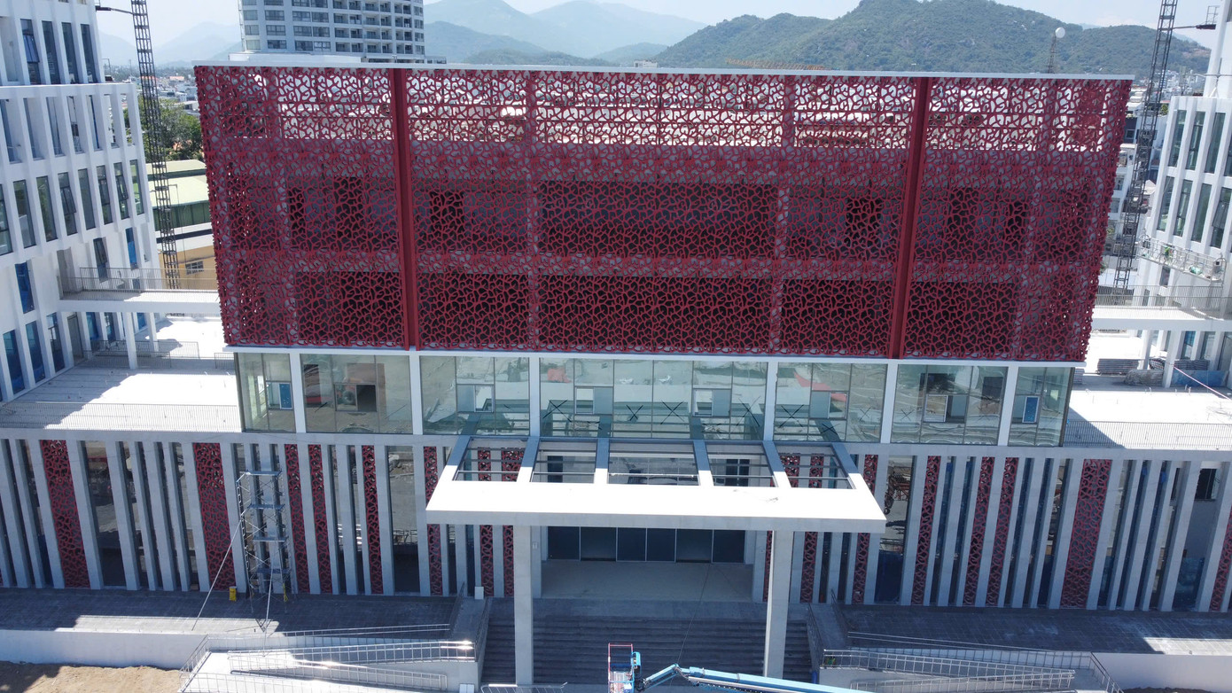 Tòa nhà phía trước được thiết kế cách điệu với hệ thống rèm che nắng phía trên, lấy cảm hứng từ hình ảnh san hô đỏ vừa mang tính thẩm mỹ và tạo hiệu ứng ánh sáng độc đáo.