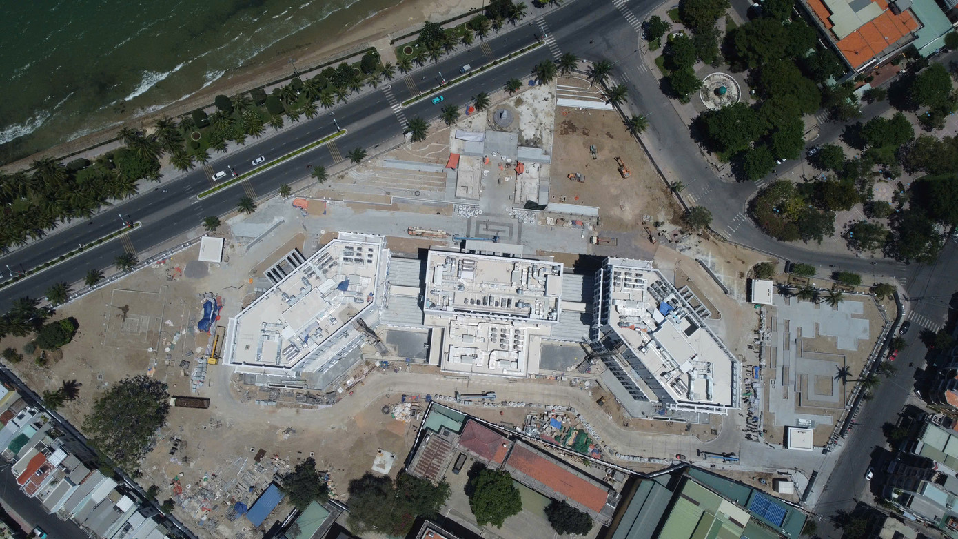 Trụ sở làm việc Tỉnh ủy, Đoàn đại biểu Quốc hội và HĐND tỉnh, UBND tỉnh Khánh Hòa được xây dựng trên khu đất có diện tích 2,3ha với tổng mức đầu tư hơn 544 tỷ đồng.