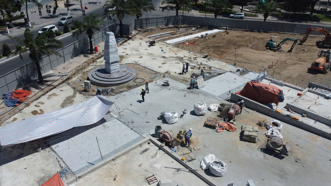 Khu vực phía trước sân của công trình đang trong quá trình thi công khẩn trương để kịp tiến độ.