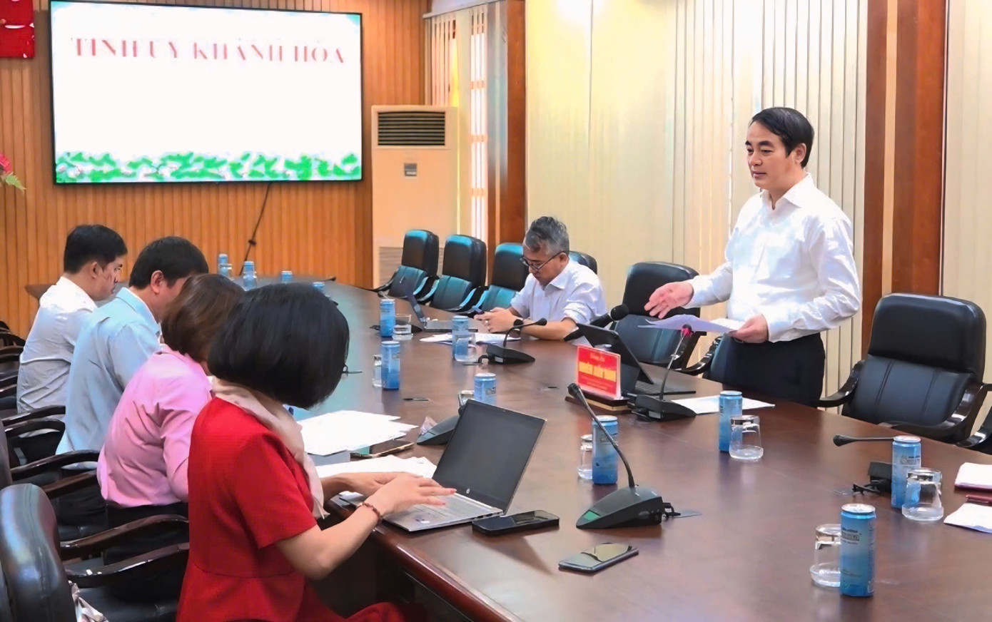 Bí thư Tỉnh ủy Khánh Hòa Nghiêm Xuân Thành (người đứng) phát biểu chỉ đạo thực hiện đánh giá cán bộ qua hệ thống KPI.