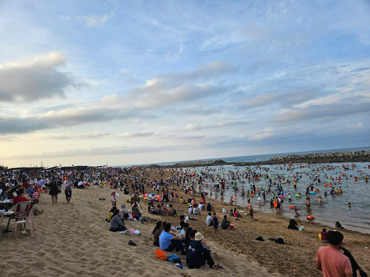 Bãi biển TP. Tuy Hòa, tỉnh Phú Yên thu hút rất đông du khách.