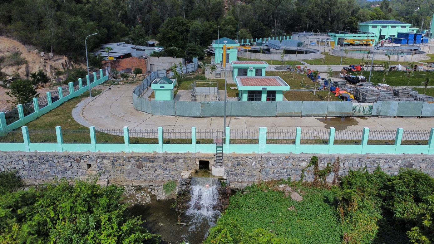 Sau khi được nhà máy xử lý, dòng nước xả ra môi trường đã sạch hơn.