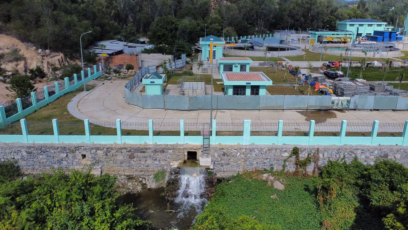 Sau khi được nhà máy xử lý, dòng nước xả ra môi trường đã sạch hơn.