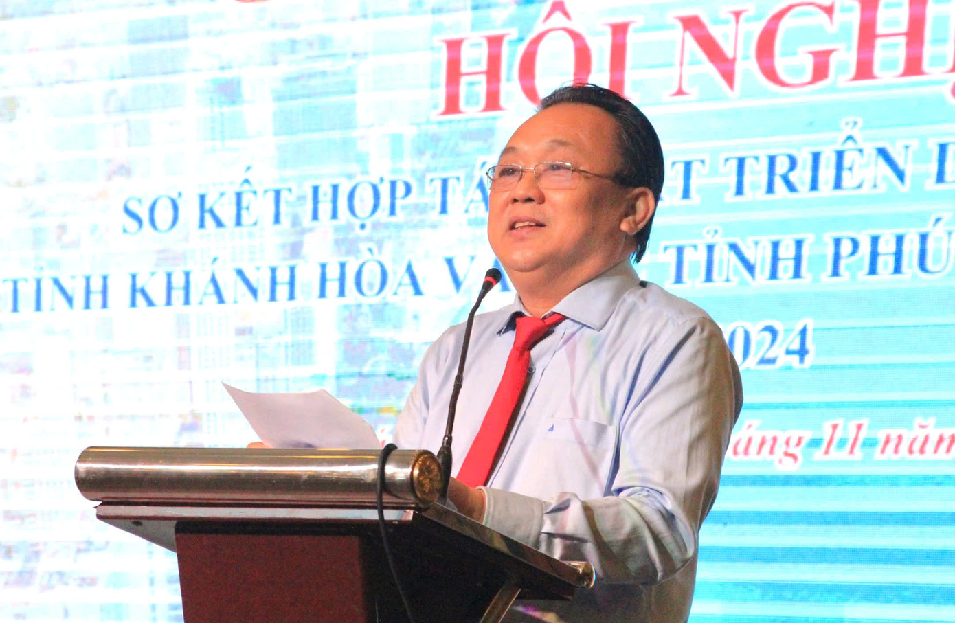 Ông Lê Hữu Hoàng - Phó Chủ tịch Thường trực UBND tỉnh Khánh Hòa - phát biểu tại hội nghị. Ông Lê Hữu Hoàng - Phó Chủ tịch Thường trực UBND tỉnh Khánh Hòa - phát biểu tại hội nghị.