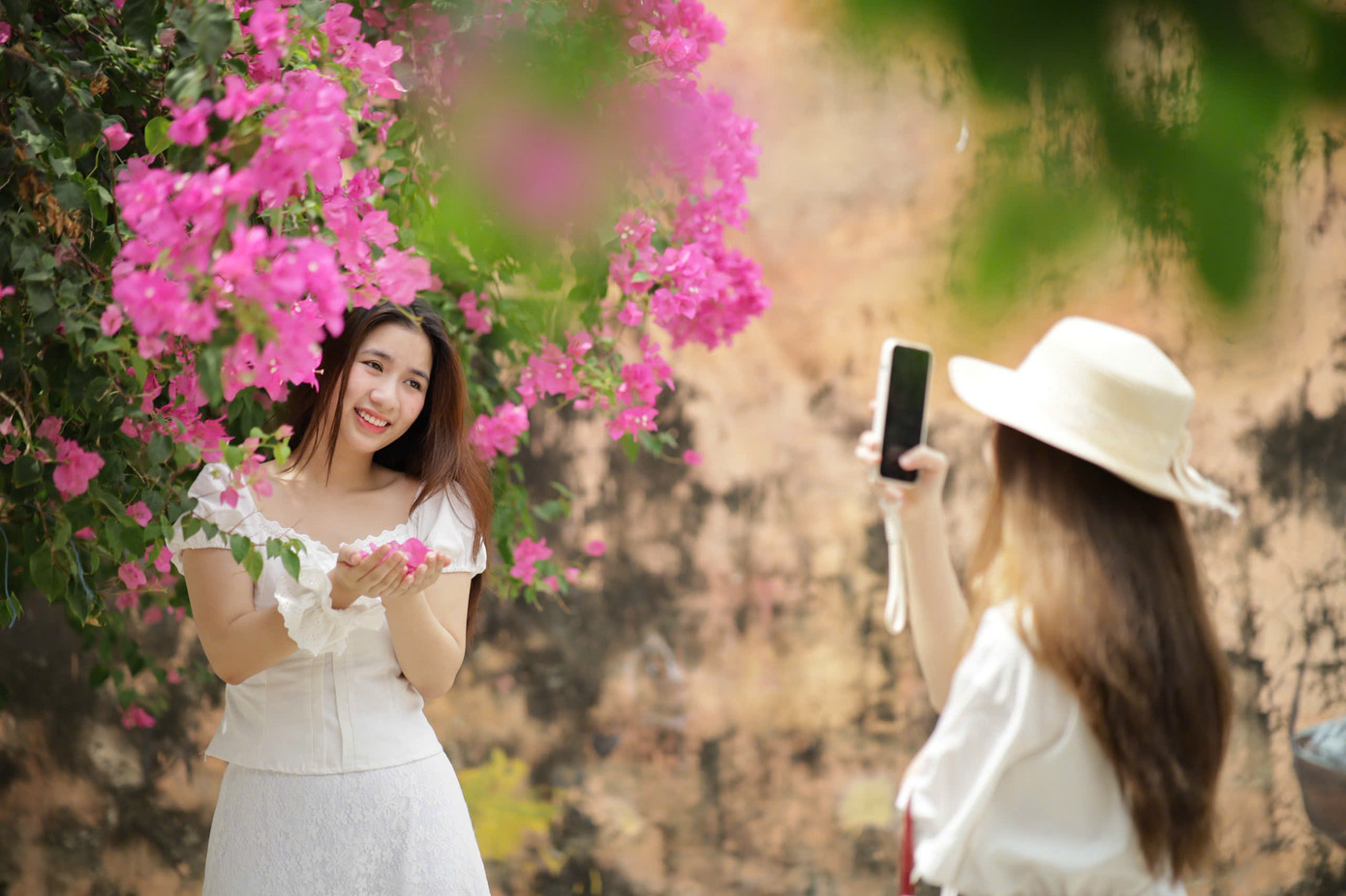 Bạn Nguyễn Nữ Bảo Châu (bên trái) cùng với nhóm bạn của mình từ TPHCM tìm tới con đường hoa giấy ở phường Vĩnh Trường sau khi xem trên mạng xã hội.