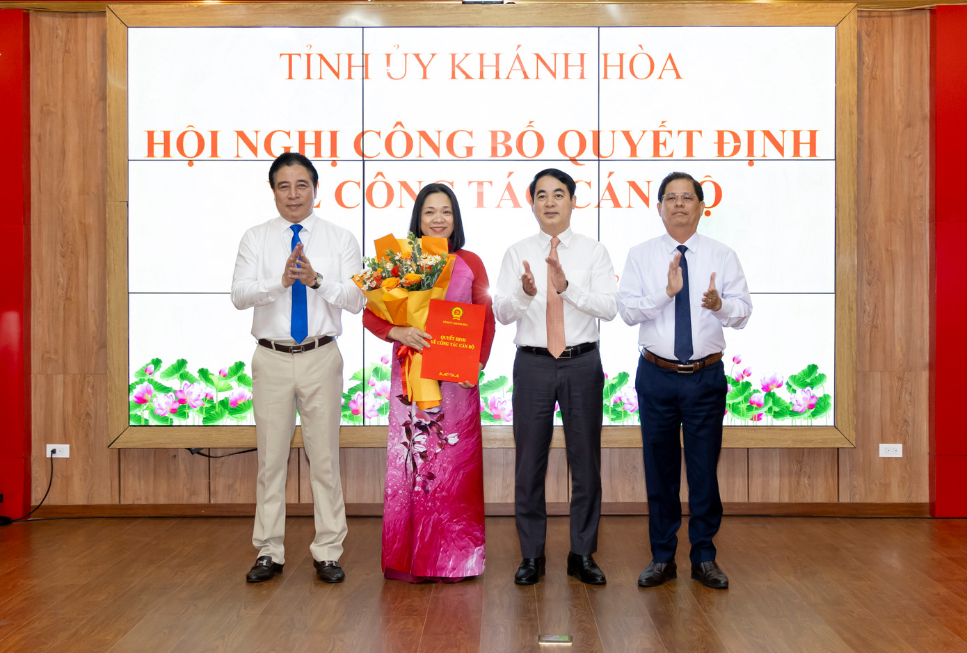 Trao quyết định cho bà Trần Thu Mai. Ảnh: Báo Khánh Hòa Trao quyết định cho bà Trần Thu Mai. Ảnh: Báo Khánh Hòa