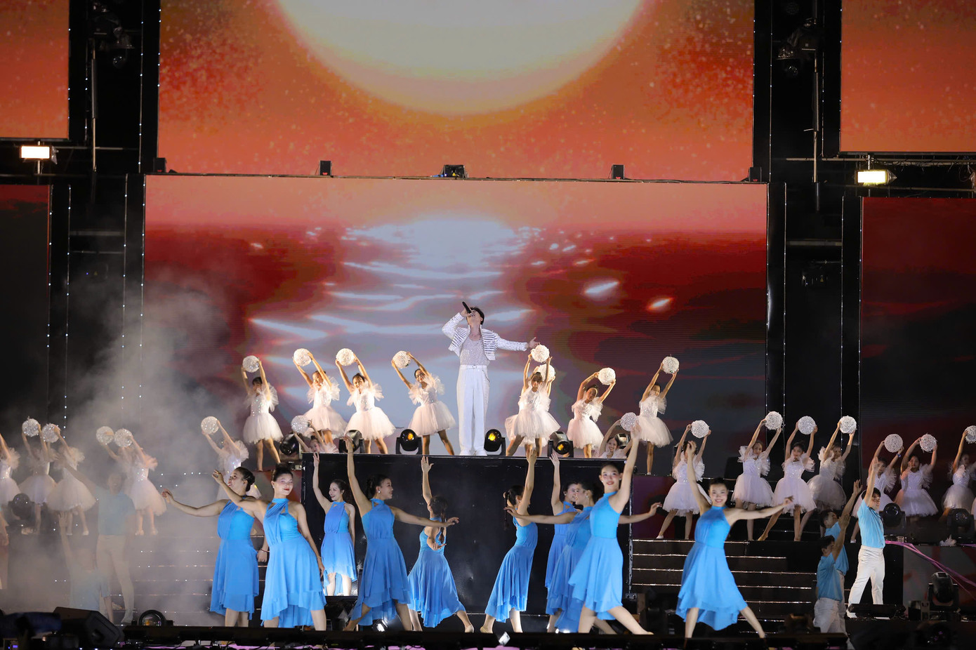 Điểm nhấn của lễ khai mạc là đại nhạc hội Nha Trang say hi chủ đề Thắp sáng đại dương, gồm 3 phần: Sắc màu biển cả, Vũ điệu ánh sáng và Nhịp điệu sóng biển.