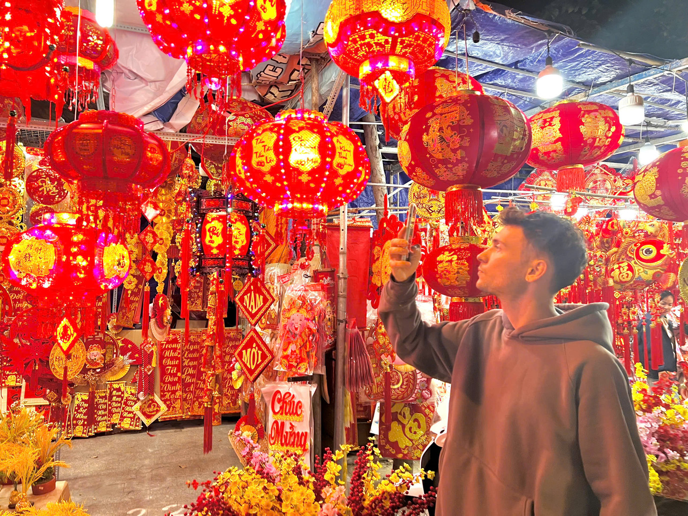 Đêm cuối năm, thời tiết ở Nha Trang se lạnh, dễ chịu như mời gọi bước chân du khách tìm đến đây.