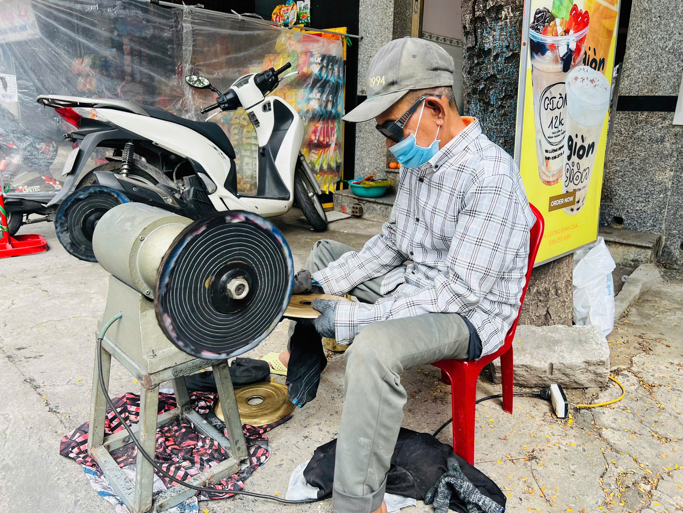 Thợ đánh bóng lư đồng phải đeo kính mắt, khẩu trang thật kín để tránh hít phải bụi đồng.