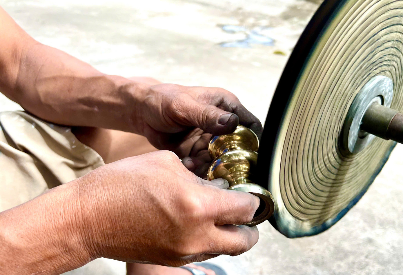 Nghề đánh bóng lư đồng đòi hỏi người thợ phải có kinh nghiệm, làm việc tỉ mỉ, cẩn thận.