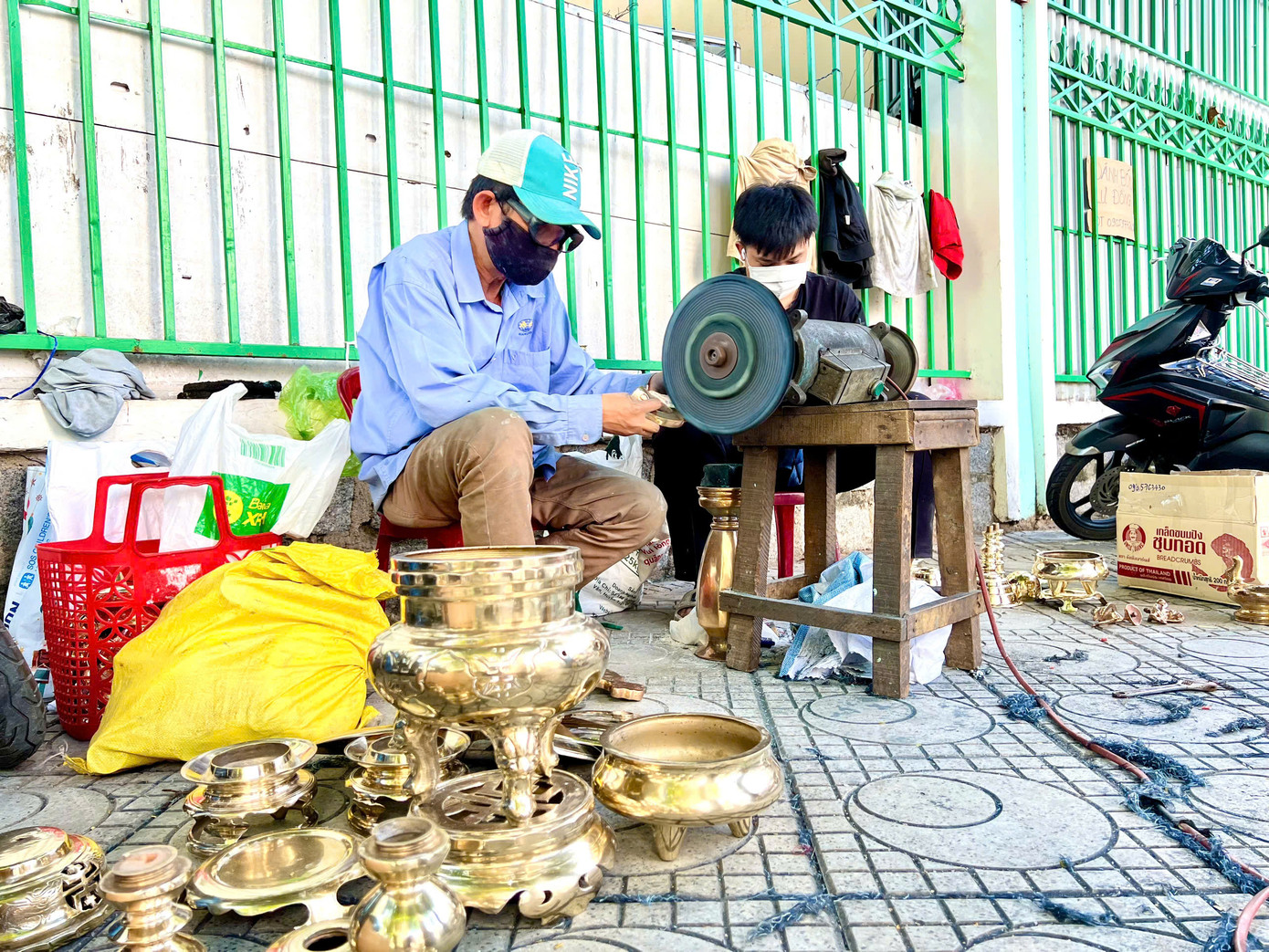 Mỗi ngày, cha con ông Lê Tuấn Tân đánh bóng được khoảng 10-12 bộ lư đồng cho khách.