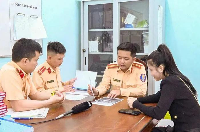 Chị N.N.V.A. bị lập biên bản và xử phạt về lỗi đậu xe ngược chiều. Ảnh: CACC