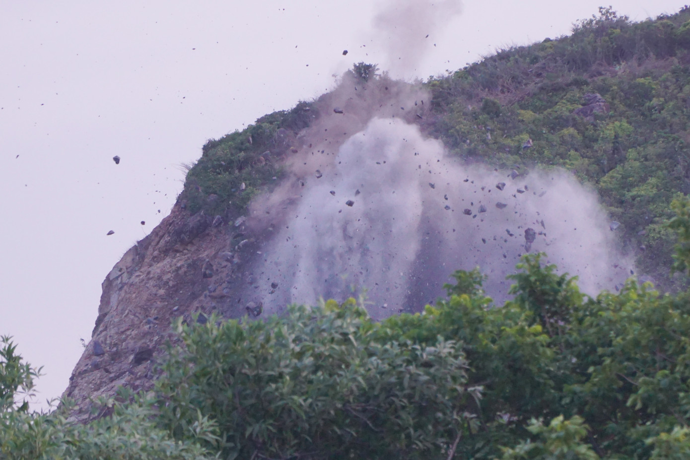 Khoảnh khắc tảng đá "khủng" nổ tung.