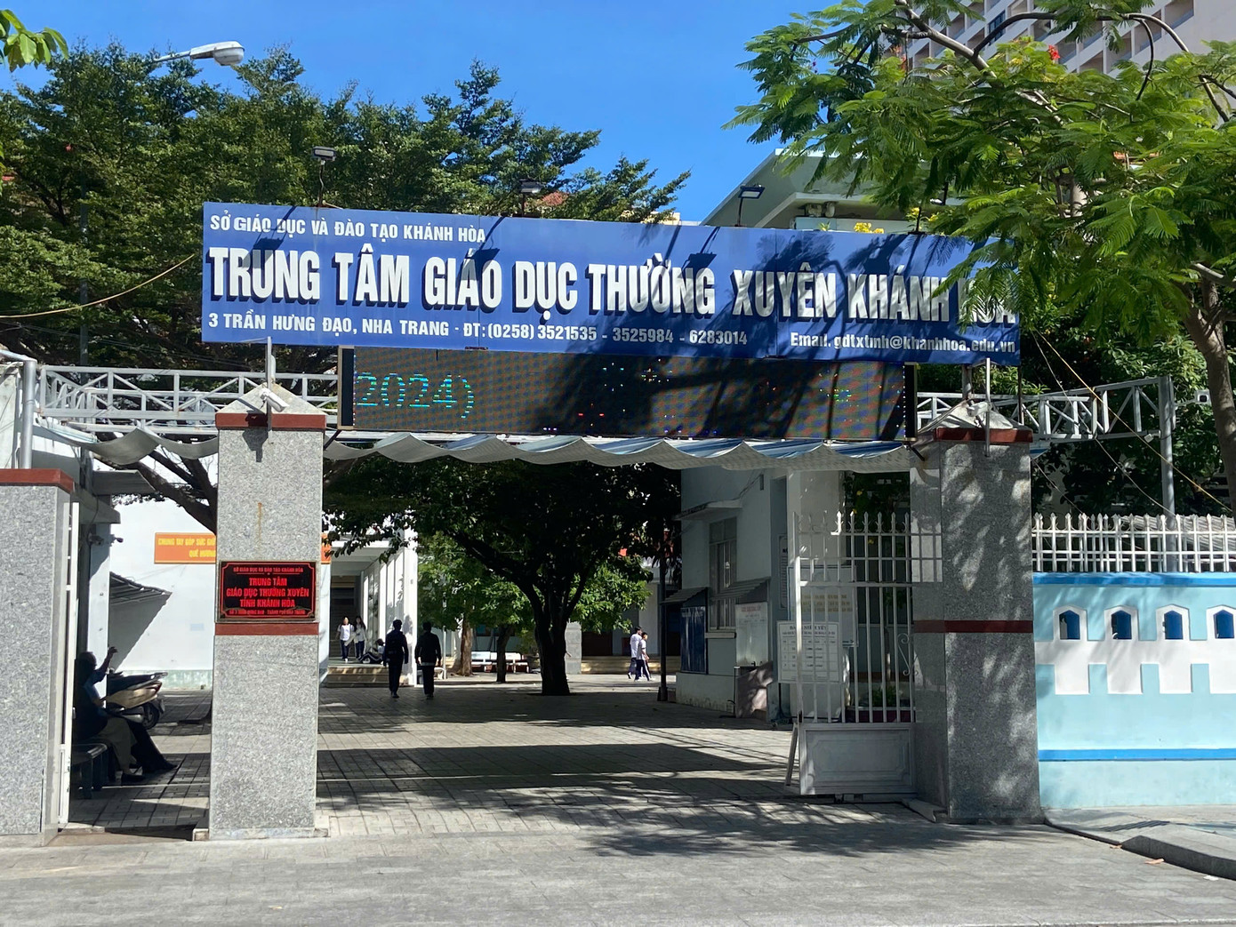 Cán bộ Trung tâm giáo dục thường xuyên tỉnh Khánh Hòa bị khai trừ ra khỏi Đảng. Cán bộ Trung tâm giáo dục thường xuyên tỉnh Khánh Hòa bị khai trừ ra khỏi Đảng.