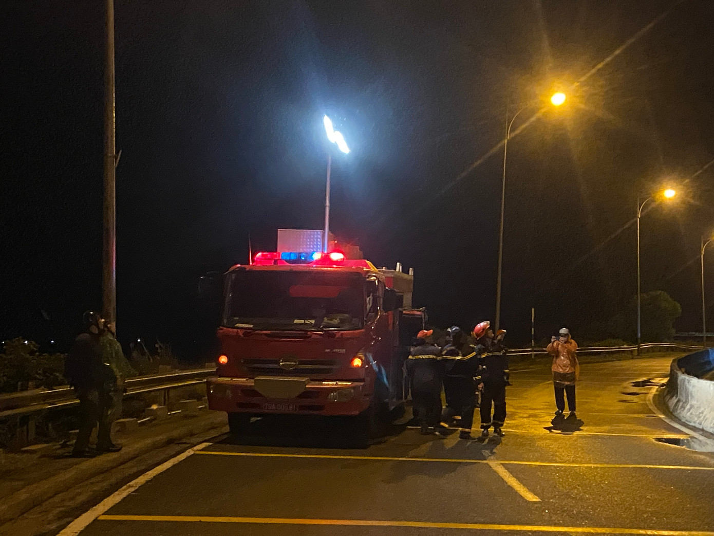 Lực lượng Công an tỉnh Khánh Hòa tham gia vào công tác xử lý tảng đá.