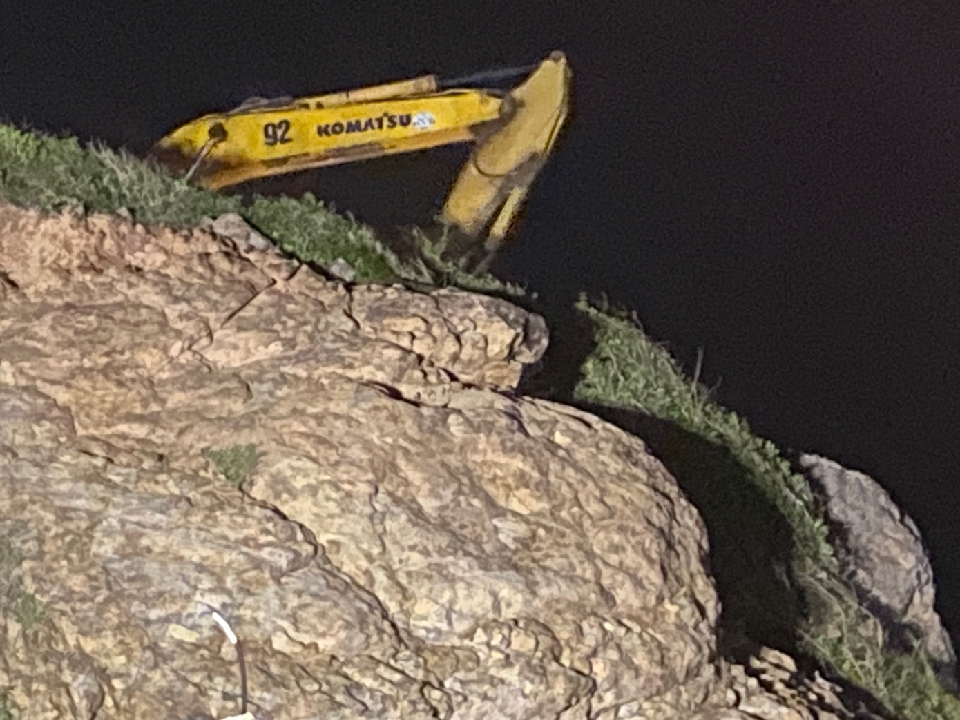 Xe múc tiếp cận vị trí tảng đá