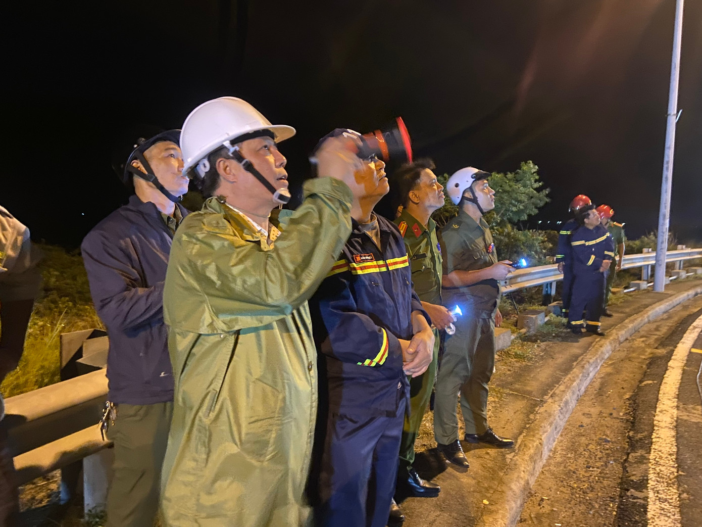 Ông Trần Minh Chiến - Chủ tịch UBND thành phố Nha Trang, cùng các lực lượng chức năng tại hiện trường.