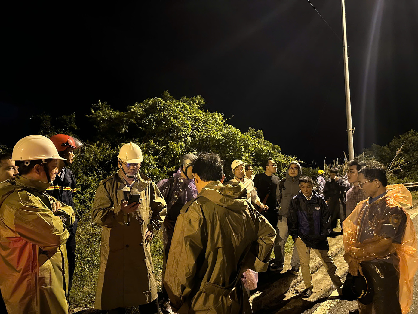 Các lực lực lượng chức năng đã phải thay đổi phương án xử lý tảng đá.