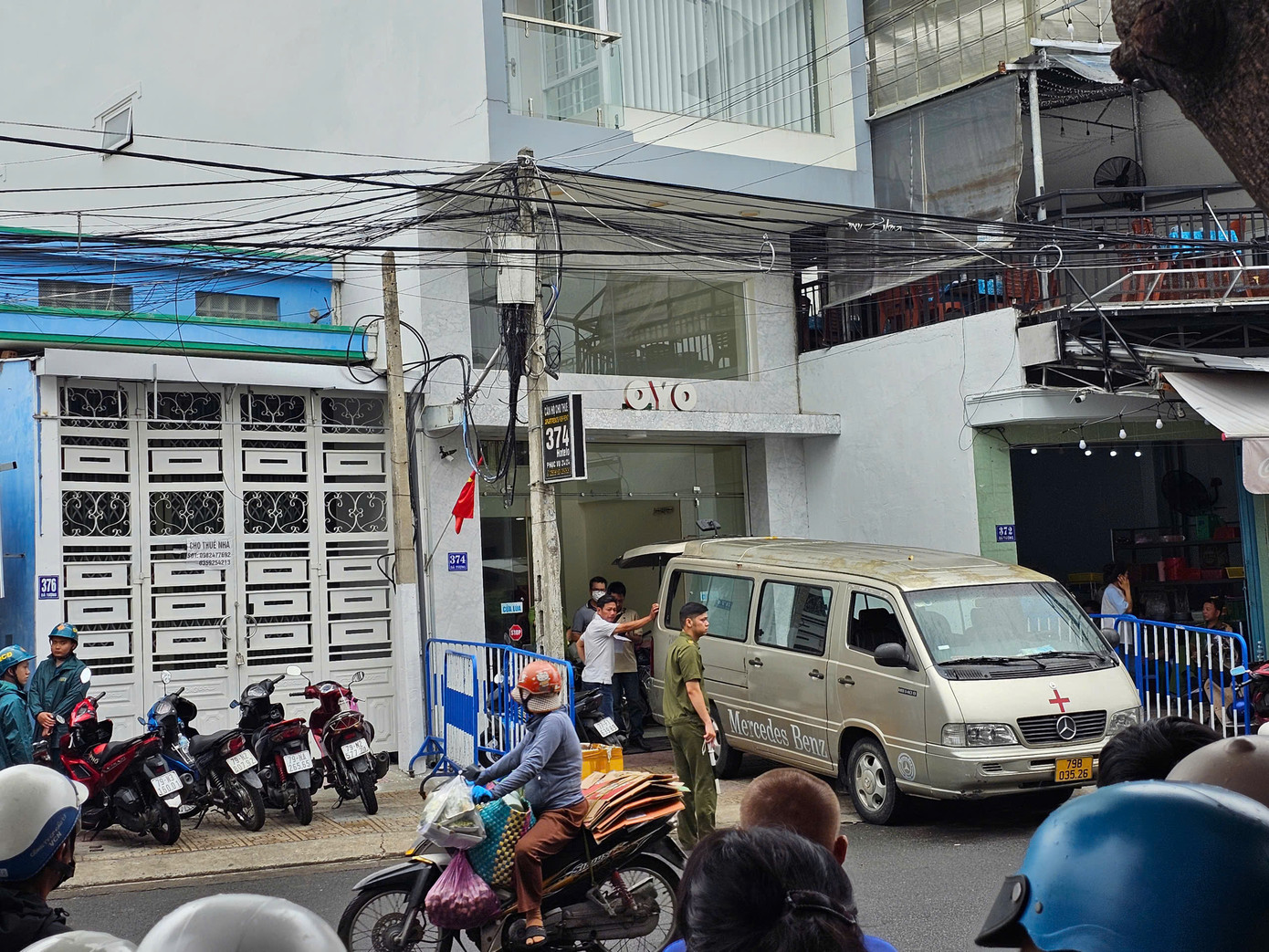 Công an phong tỏa hiện trường, điều tra nguyên nhân vụ việc ba người tử vong trong một căn hộ ở Nha Trang. Ảnh: B.T.