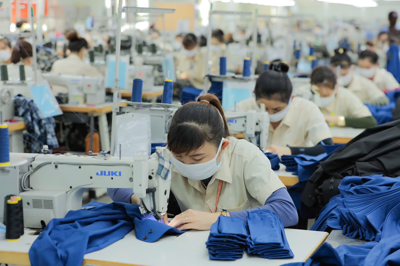 Công nhân làm việc tại xí nghiệp may ở Khánh Hòa. Công nhân làm việc tại xí nghiệp may ở Khánh Hòa.