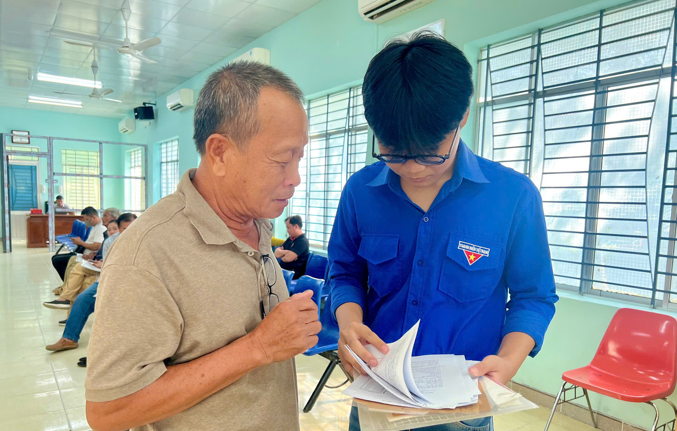 Sáng 8/7, ông Trần Lâm (66 tuổi, phường Cam Ranh, tỉnh Khánh Hòa) có mặt tại tại Trung tâm Phục vụ hành chính công phường Cam Ranh để làm thủ tục đăng ký và cấp giấy chứng nhận quyền sử dụng đất cho mảnh đất gia đình ông đang sinh sống.