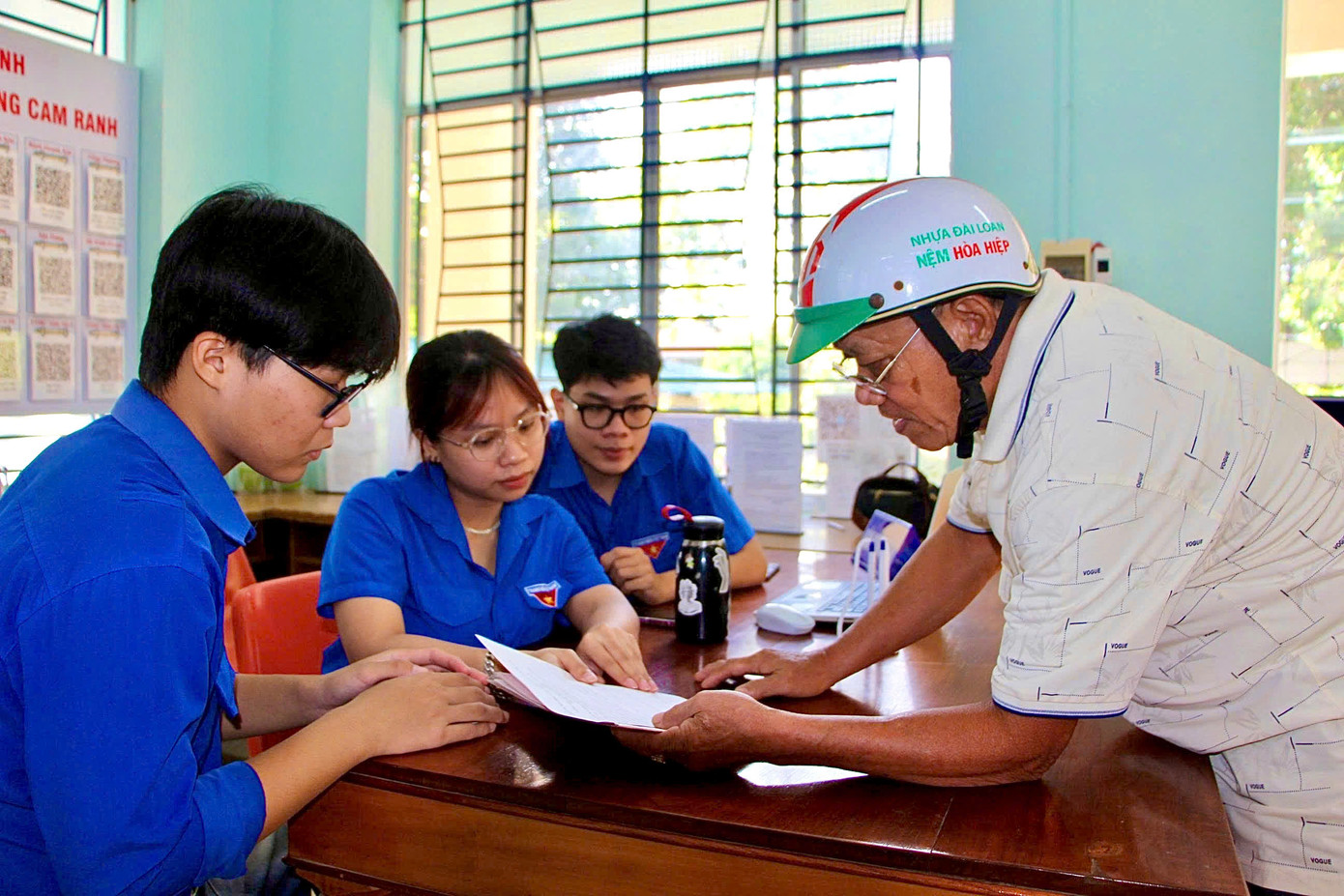 Những ngày đầu tháng 7, khi mô hình chính quyền địa phương 2 cấp bắt đầu vận hành, tại các xã, phường trên địa bàn tỉnh Khánh Hòa hầu hết đều thành lập đội hình thanh niên tình nguyện hỗ trợ người dân tại các Trung tâm phục vụ hành chính công.