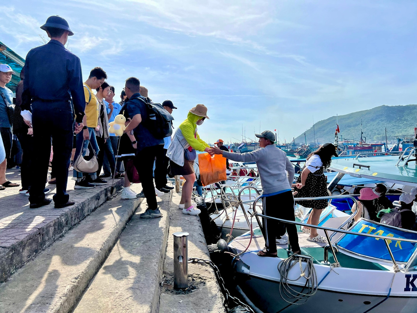 Nhiều tour du lịch mới được ngành du lịch Khánh Hòa triển khai nhằm thu hút khách du lịch trong và ngoài nước. Nhiều tour du lịch mới được ngành du lịch Khánh Hòa triển khai nhằm thu hút khách du lịch trong và ngoài nước.