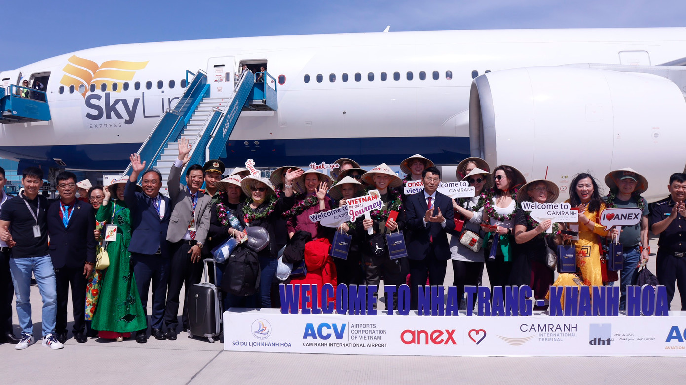 20 hành khách đầu tiên xuống khỏi máy bay được tặng hoa, quà và bao lì xì.