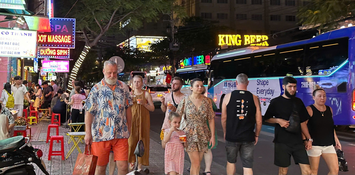 Những bước chân của du khách đã lấp đầy các con phố, mang lại sức sống mới cho thành phố biển xinh đẹp. Những bước chân của du khách đã lấp đầy các con phố, mang lại sức sống mới cho thành phố biển xinh đẹp.