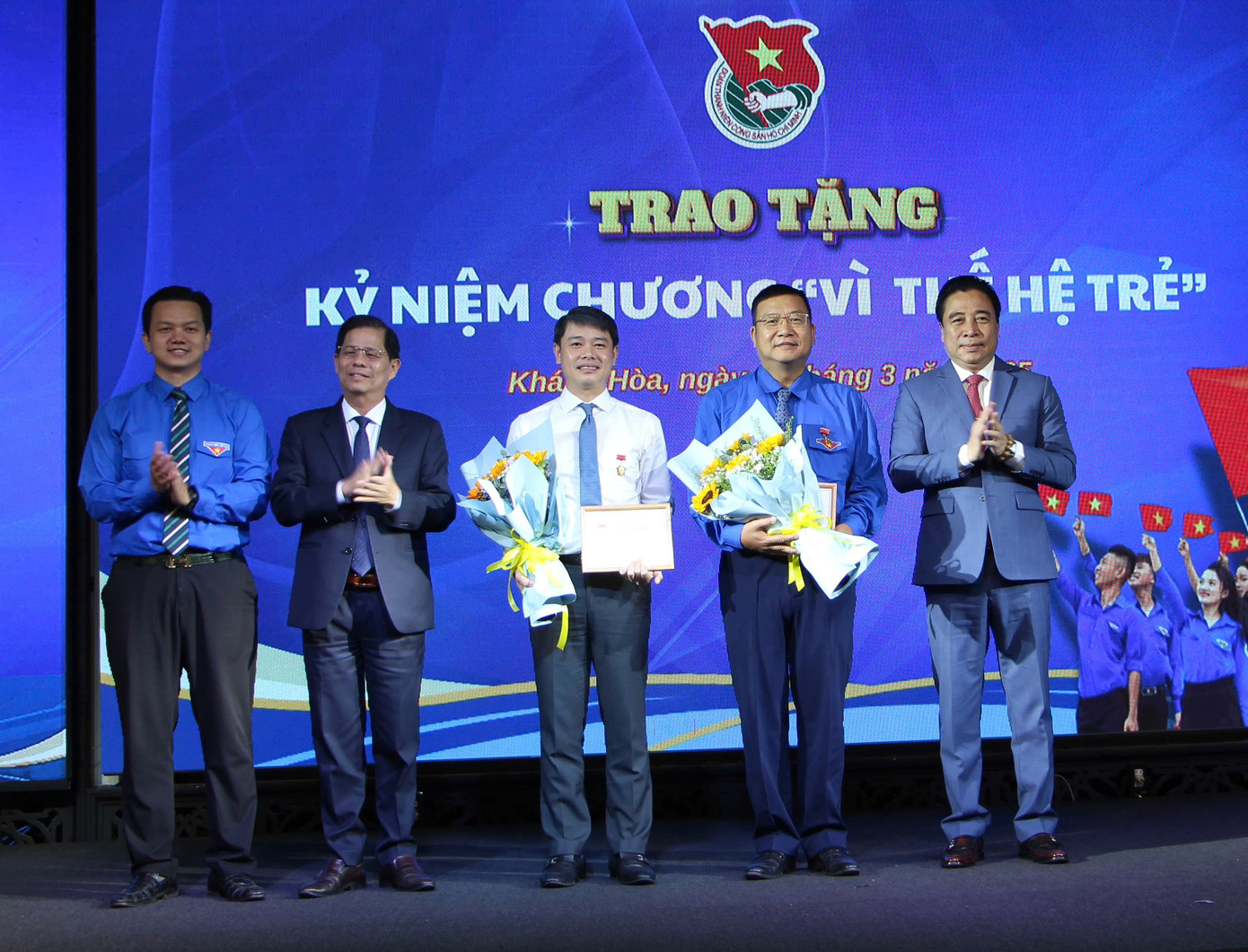 Lãnh đạo tỉnh Khánh Hòa trao tặng kỷ niệm chương "Vì thế hệ trẻ" cho các cá nhân có nhiều đóng góp trong sự nghiệp giáo dục, bồi dưỡng, đào tạo thanh niên. Lãnh đạo tỉnh Khánh Hòa trao tặng kỷ niệm chương "Vì thế hệ trẻ" cho các cá nhân có nhiều đóng góp trong sự nghiệp giáo dục, bồi dưỡng, đào tạo thanh niên.