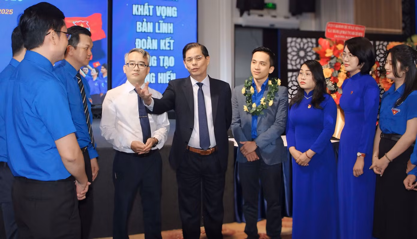 Ông Nguyễn Tấn Tuân (thứ 5 từ trái qua) trao đổi với thanh niên