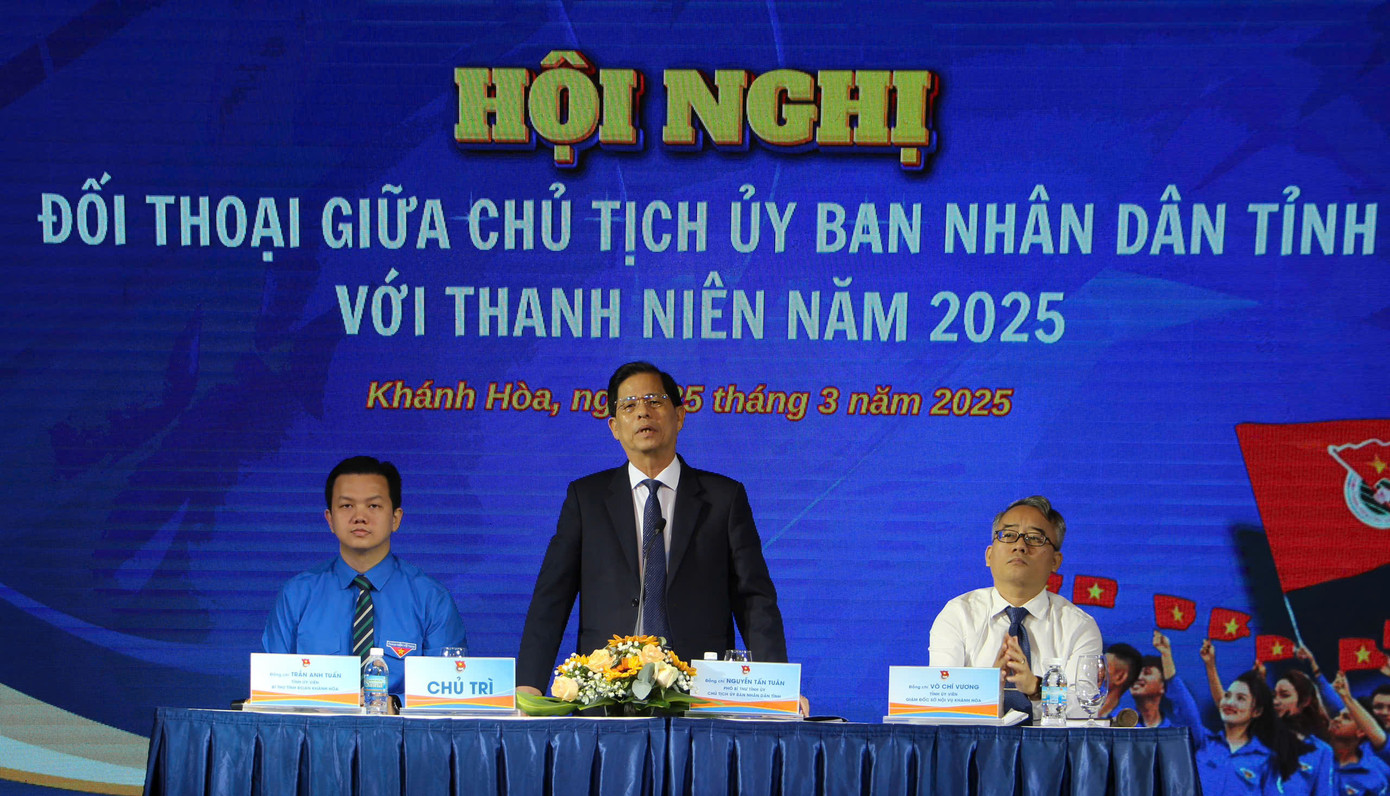 Ông Nguyễn Tấn Tuân - Chủ tịch UBND tỉnh Khánh Hòa (người đứng), chủ trì hội nghị đối thoại với thanh niên. Ông Nguyễn Tấn Tuân - Chủ tịch UBND tỉnh Khánh Hòa (người đứng), chủ trì hội nghị đối thoại với thanh niên.