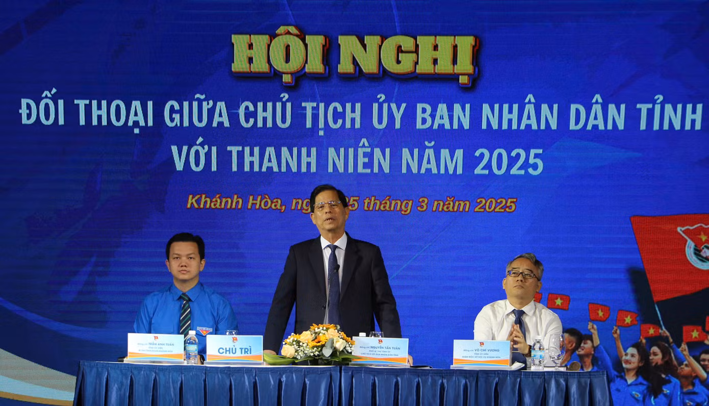 Ông Nguyễn Tấn Tuân - Chủ tịch UBND tỉnh Khánh Hòa (người đứng), chủ trì hội nghị đối thoại với thanh niên.