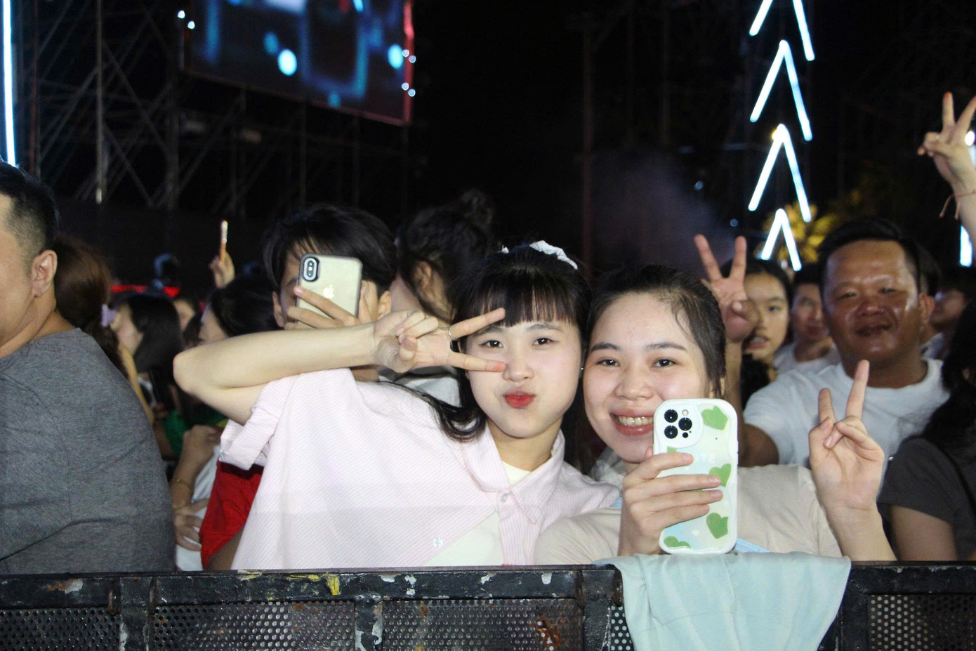 Bạn Huỳnh Phương Thảo (bên trái, du khách từ TP.HCM) chia sẻ ra được trực tiếp hòa chung vào không khí sôi động khiến cô phấn khích.