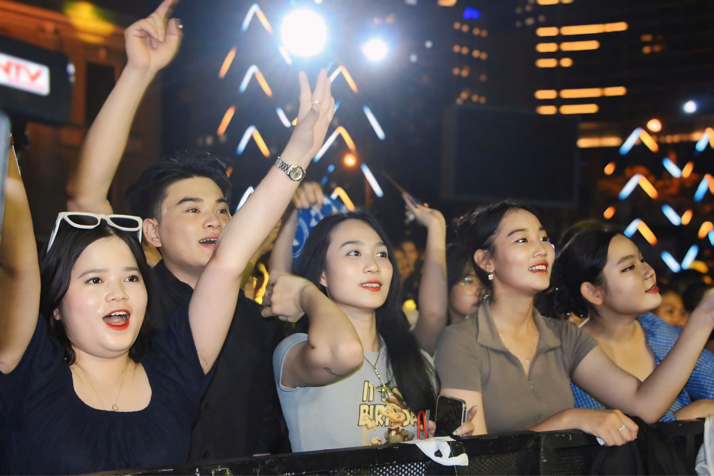 Nhiều người dân và du khách trông chờ màn trình diễn của các anh trai.