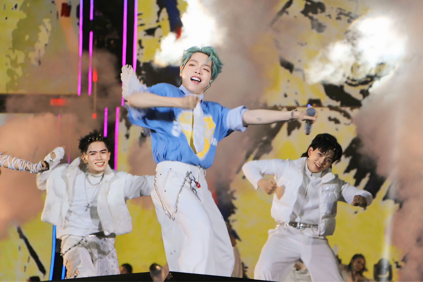 Ca sĩ Đức Phúc đốn tim khán giả với các ca khúc quen thuộc như Người ơi người ở đừng về, Mùa hè tuyệt vời và Ngày đầu tiên.