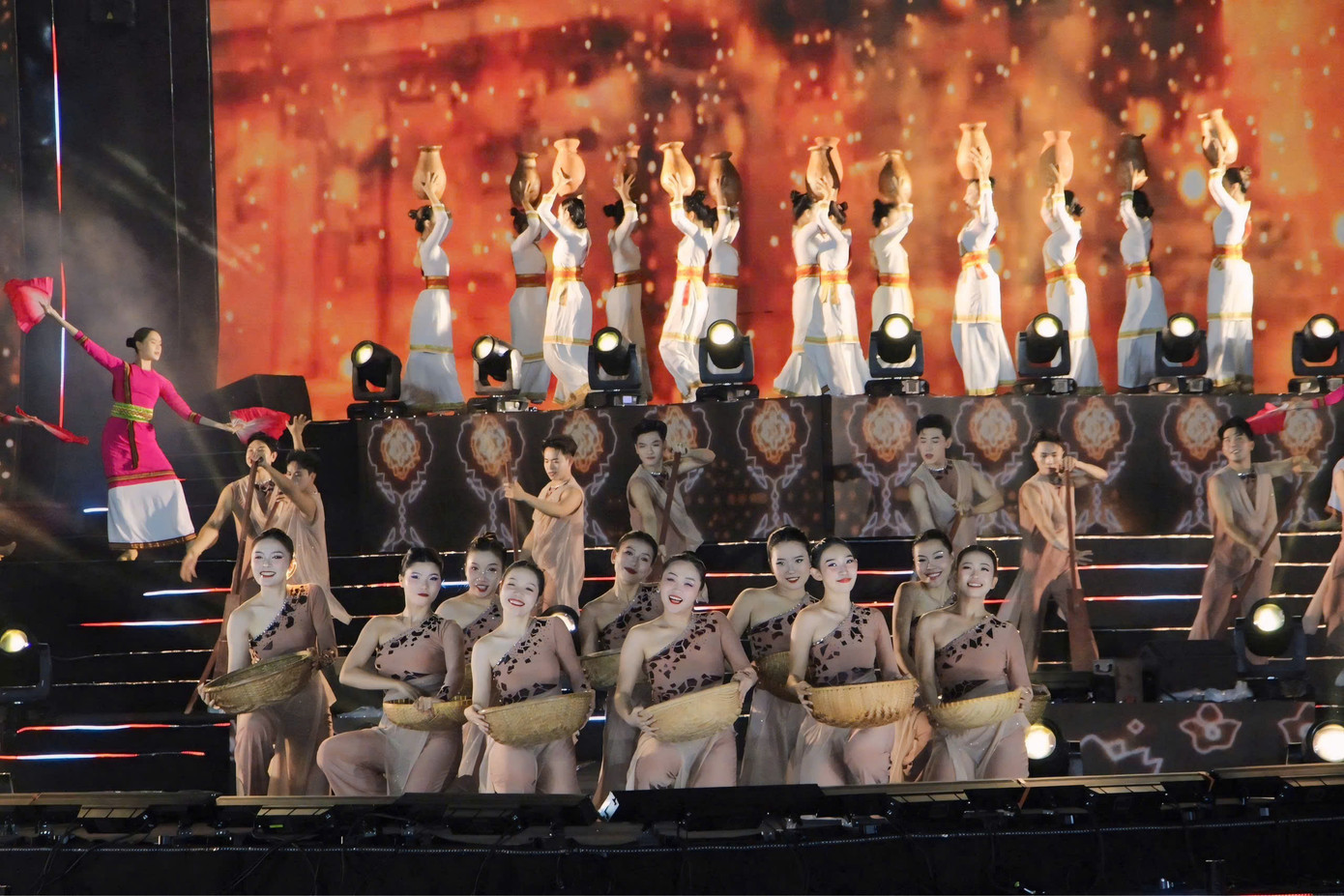 Tối 7/6, tại Quảng trường 2/4 - TP. Nha Trang, Sở Văn hóa, Thể thao và Du lịch Khánh Hòa đã khai mạc Lễ hội Văn hóa - Du lịch biển năm 2025 chủ đề Nha Trang say hi. Dự lễ khai mạc có lãnh đạo các bộ, ban, ngành Trung ương, các tỉnh, thành phố, đại biểu quốc tế, lãnh đạo tỉnh Khánh Hòa cùng hàng nghìn người dân địa phương và du khách.