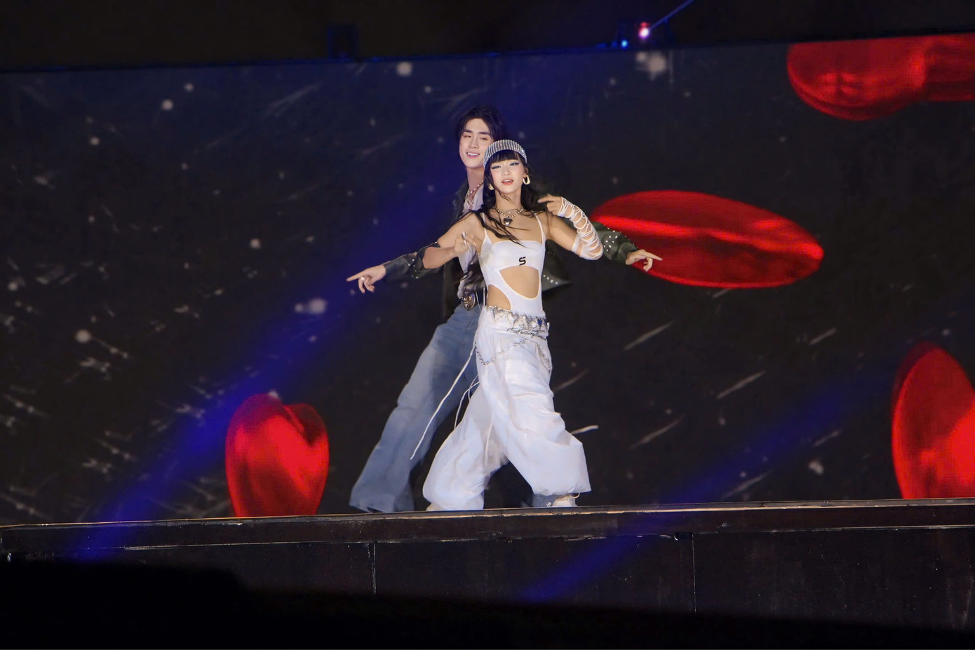 Ca sĩ Vũ Thịnh khuấy động sân khấu bằng vũ điệu nóng bỏng.