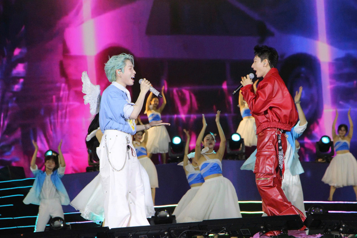 Sự xuất hiện của Isaac, Đức Phúc, Phạm Anh Duy, Vũ Thịnh... tạo nên bầu không khí sôi động, hoành tráng bên bờ biển vịnh Nha Trang.