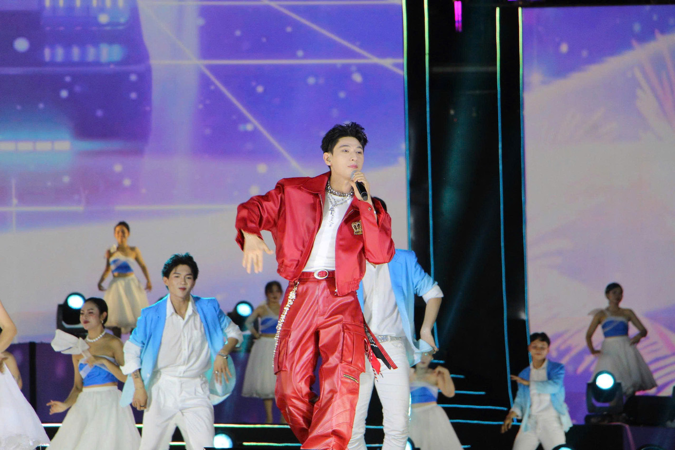 Ca sĩ Isaac đốt cháy sân khấu với màn trình diễn sôi động.